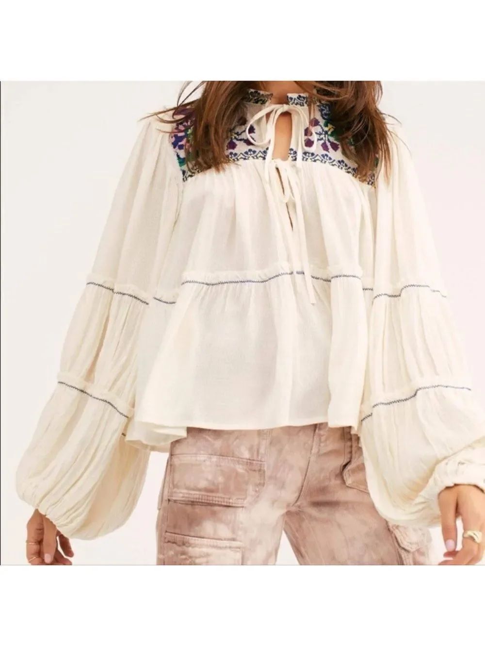 𝑓𝑟𝑒𝑒 𝑝𝑒𝑜𝑝𝑙𝑒 Ivory In Vivid Color Balloon Sleeve Embroidered Top Ivory